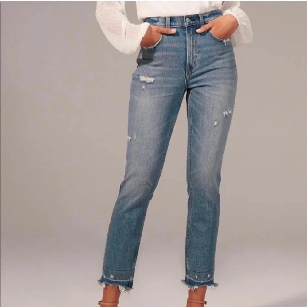 Abercrombie High Rise Mom Jeans Distressed SHORT - Picture 1 of 6